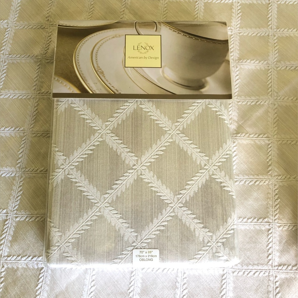 New LENOX laurel leaf Oblong Tablecloth
70 x 86” - Picture 2 of 11